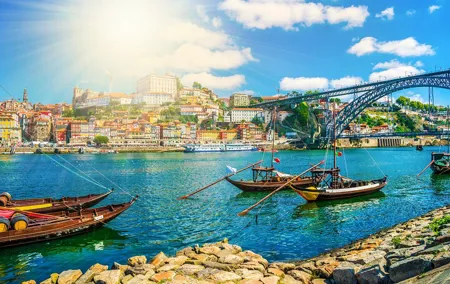 Private car transfer from Lisbon to Porto with 2h for sightseeing