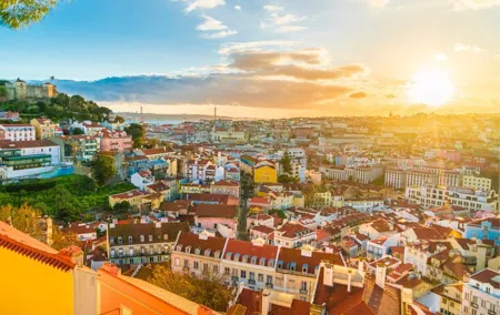 Lisbon: Private Tuk-Tuk City Tour