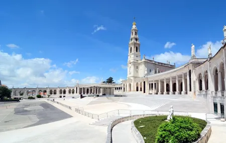 Fátima Sanctuary, Óbidos Medieval and Nazaré from Lisbon
