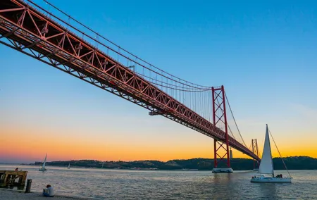 Charms of Lisbon: Alfama Tapas Tour & Sunset Sailing with Wine