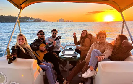 Lisbon Sunset Experience: Cruise, Wine and Live Music by the Capt