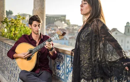 Lisbon by Night Tour: Fado Show and Dinner with Pick-up