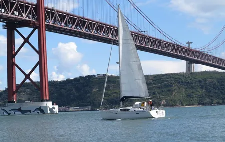 Morning Sailing Tour in Tagus River from Lisbon