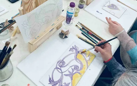 Paint tiles and create unique pieces in an art gallery in Lisbon