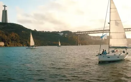 Lisbon Private Romantic 2h Cruise with sparkling wine-Day/Sunset