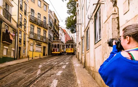 Alfama Photo Walk – Lisbon Photography Experience Led by a Local