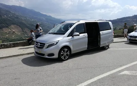 Private transfer Lisbon / Porto with tour included.