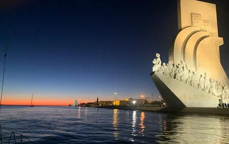 Lisbon Night Sailing Tour with a Drink- 2h Small Group Tour