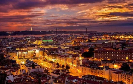 Lisbon by Night Tour: Fado Show and Dinner with Pick-up