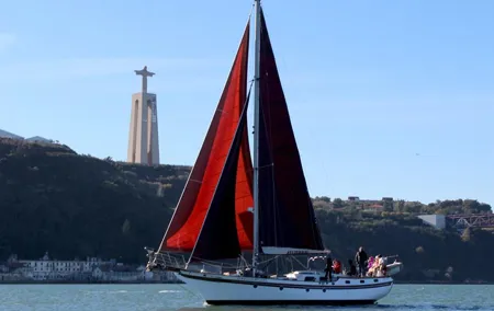 Tagus River - Private Tour on Vintage Sailboat