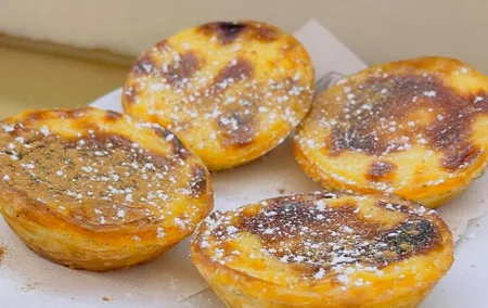 Private 6 or 10 Food Tasting and City Highlights Tour in Lisbon