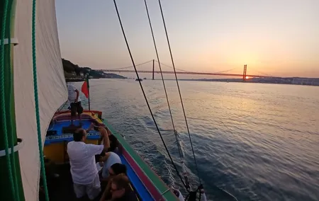 Cruise in Lisbon on the traditional boat of 1895 with drinks (2h)
