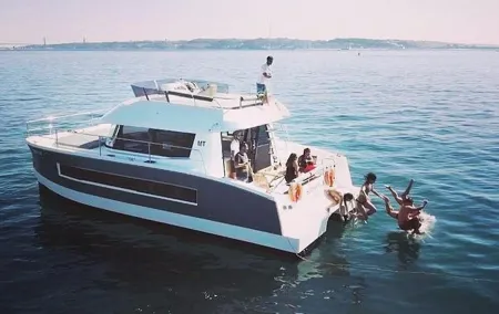 1H power catamaran up to 18 people in Lisbon
