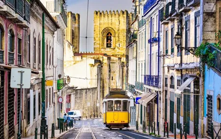 Tour in Lisbon with visit to Belem, Cristo Rei and Pillar 7 Reality Experience