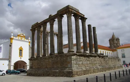 Private excursion for 1 to 8 people: the city of Évora and its monuments