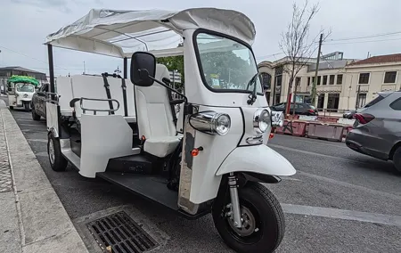 Lisbon sightseeing tour by eco tuk-tuk