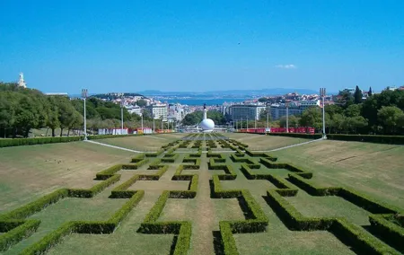 Lisbon Half day Tour in luxury car with local guide