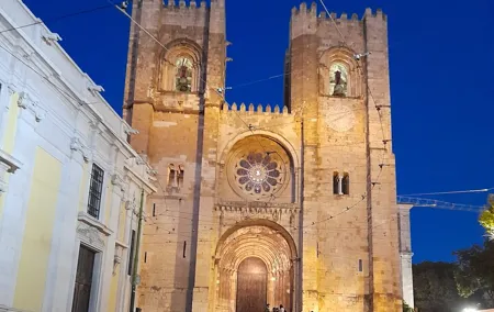 Private tuk tuk tour through the historic center of Lisbon