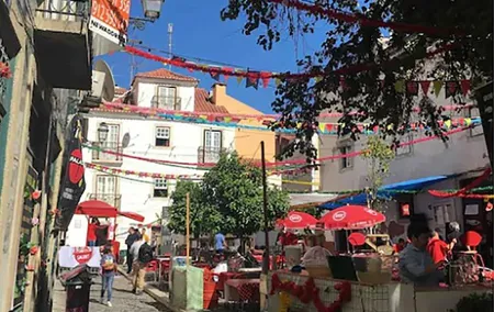 Lisbon's Kickstart Tour with a Local