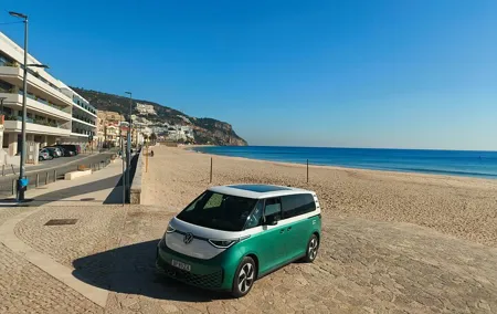 Stylish Electric ID Buzz Trip from Lisbon to Sesimbra with Lunch