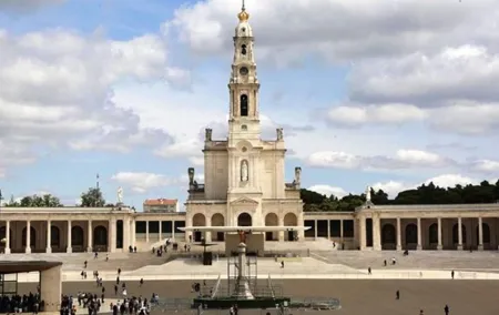 Private Tour: Highlights Fatima Sanctuary, Nazaré Big Waves and Obidos Medieval