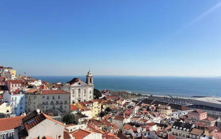 Private Tour Visiting the Old Town of Lisbon in Tuk-Tuk