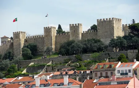 Tour in Lisbon. Meet locals the traditions and monuments and visit old and new