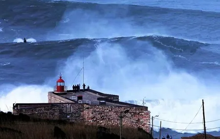 Private Tour: Discovery Fishing Village of Nazaré and the Giant Waves with Traditional Lunch