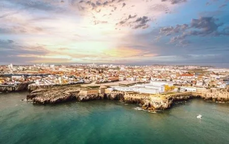 Private Full Day Tour to Óbidos Nazaré and Peniche