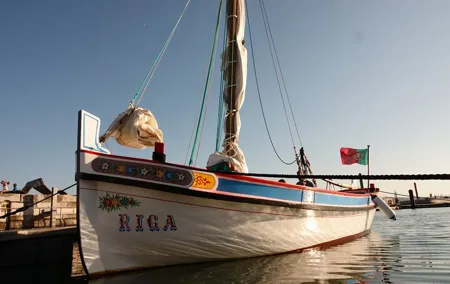 Private Cruise in Lisbon: Traditional 1895 Boat with Drinks