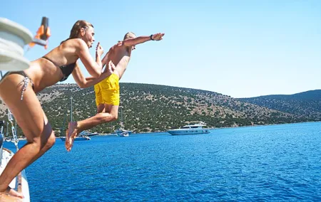Tour Cruise with DJ and Parage for Swimming
