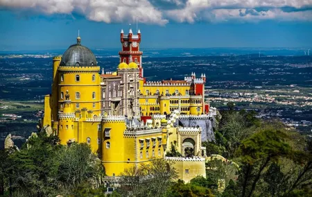 Halal Sintra Private Tour With Muslim-friendly Lunch and Pena Tickets