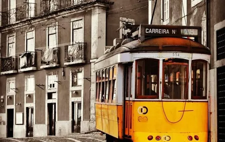 Tour in Lisbon, meet locals and monuments.
