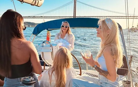 Lisbon Adventure: 2 Hours Tuk-Tuk Tours and 2 H Sunset Sailing