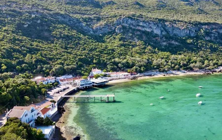 Full-day private tour DE Arrábida, Sesimbra and Palmela