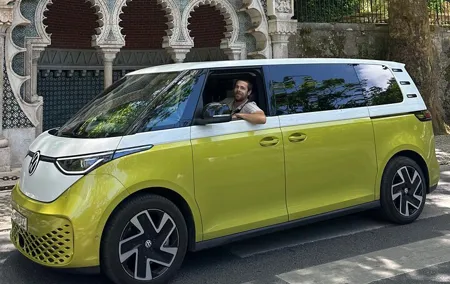 Discover Sintra and Cascais with Locals eKombi Van Tour