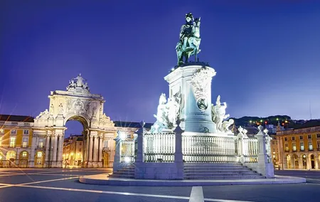 Live Fado Show with Dinner & Panoramic Private Night Tour