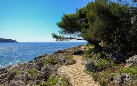 Picturesque walk from Nice to Villefranche sur Mer with pic-nic and swim