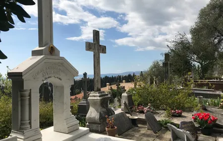 guided tour of the Russian Cemetery in a small group