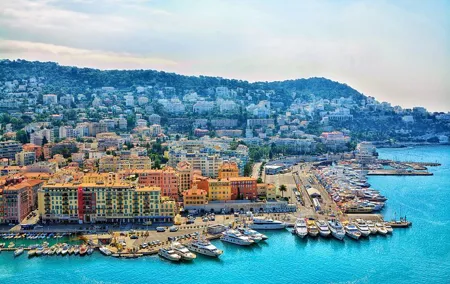 Discover the beauty of old district of Nice walking tour