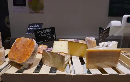 Tasting of 5 Nice and Italian cheeses in a local setting