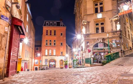 Lyon Ghost Hunt: Follow the Shadows Exploration Game