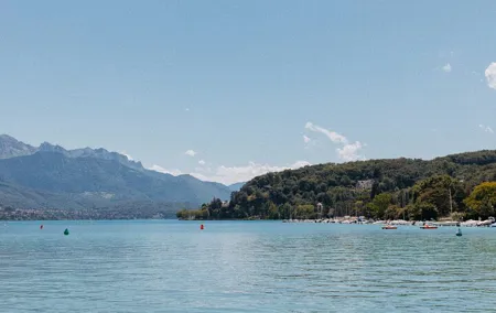 Pérouges & Annecy Private Day Trip with Food Tasting from Lyon