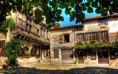 Private Full Day Tour of Perouges and Annecy from Lyon with Hotel pick-up