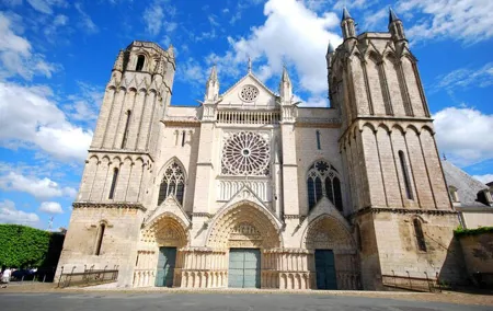 Eleanor of Aquitaine Walking Tour in Poitiers
