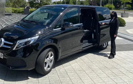 Private arrival OR departure transfer in Lyon (hotel OR airport pick-up)