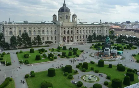 Private Transfer from Nuremberg to Vienna with 2h of Sightseeing