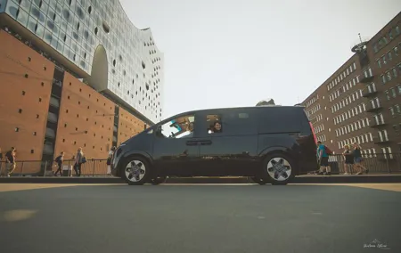 Hamburg for explorers, city tour in a first class van
