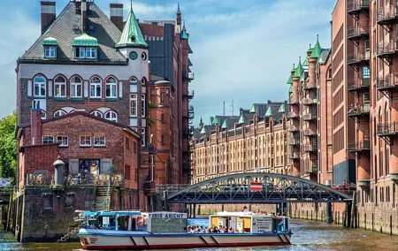 Hamburg 2-hour harbor tour on the beautiful Elbe