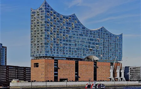 Explore Hamburg's Elbphilharmonie in a playful way - modern and individual